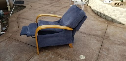 La Z Boy Carlyle High Leg Recliner Chair Very Good Condition For Sale In Thousand Oaks Ca Offerup