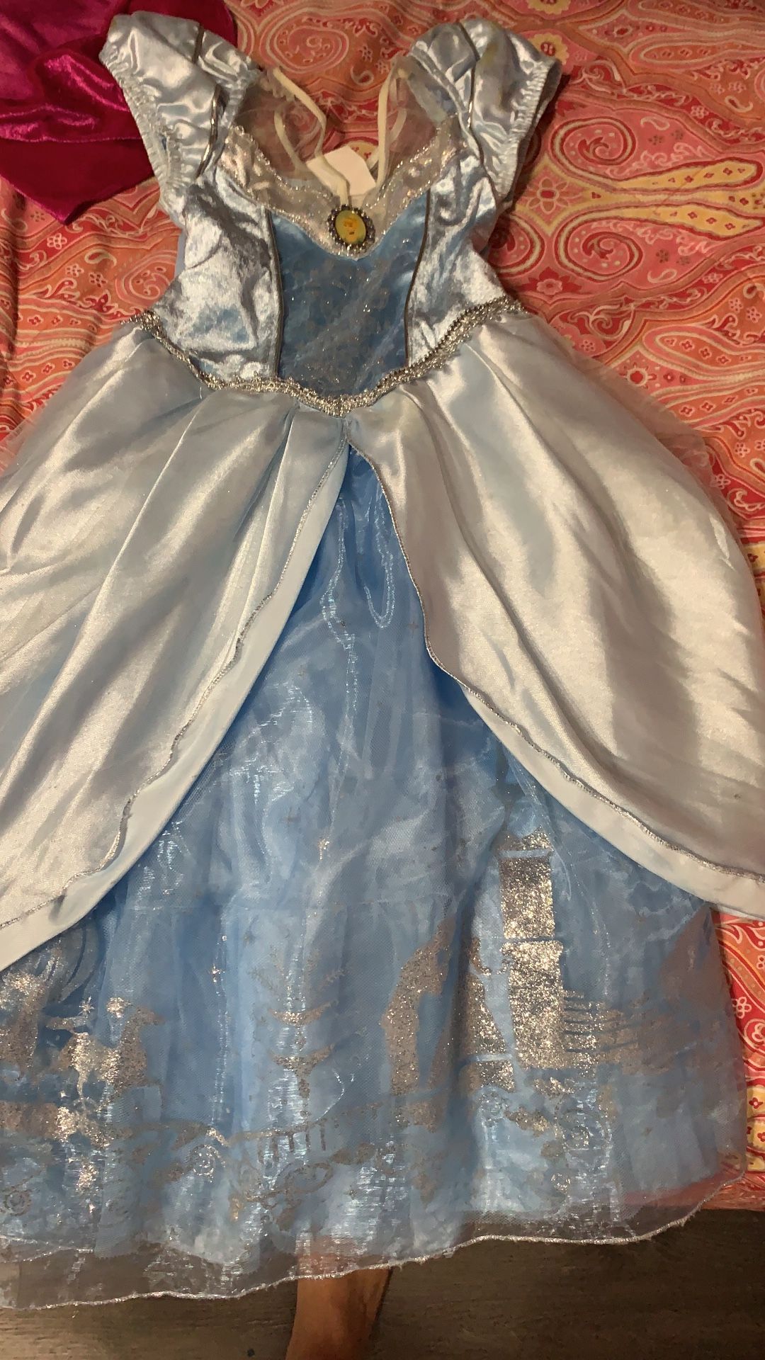 Costumes 5 T 6 T 8t $10 And $15 Each