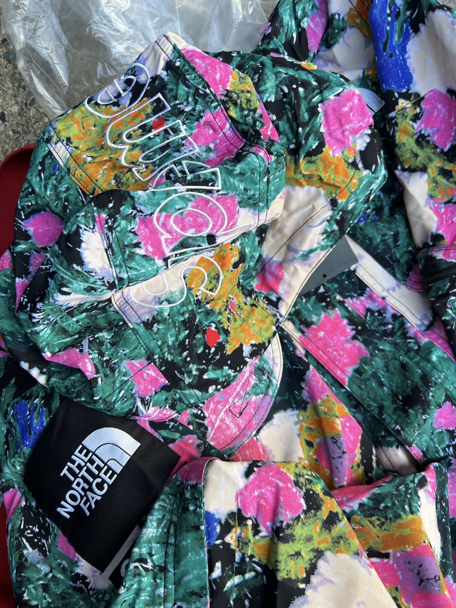 SUPREME THE NORTH FACE FLORAL JACKET