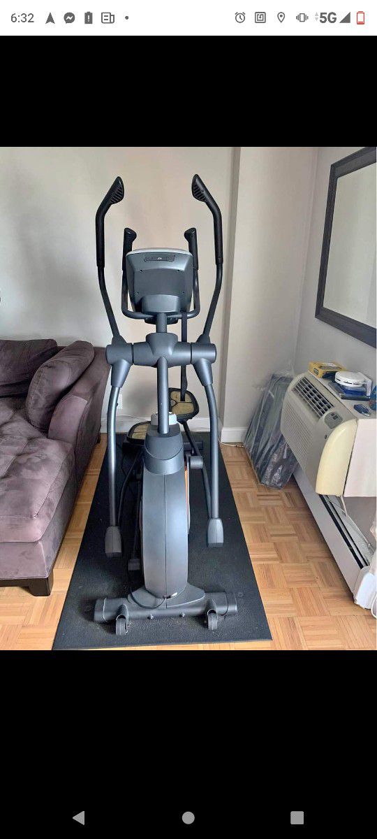 NORDICTRACK E 9.5 ELLIPTICAL MACHINE (  EXCELLENT CONDITION & DELIVERY AVAILABLE TODAY)