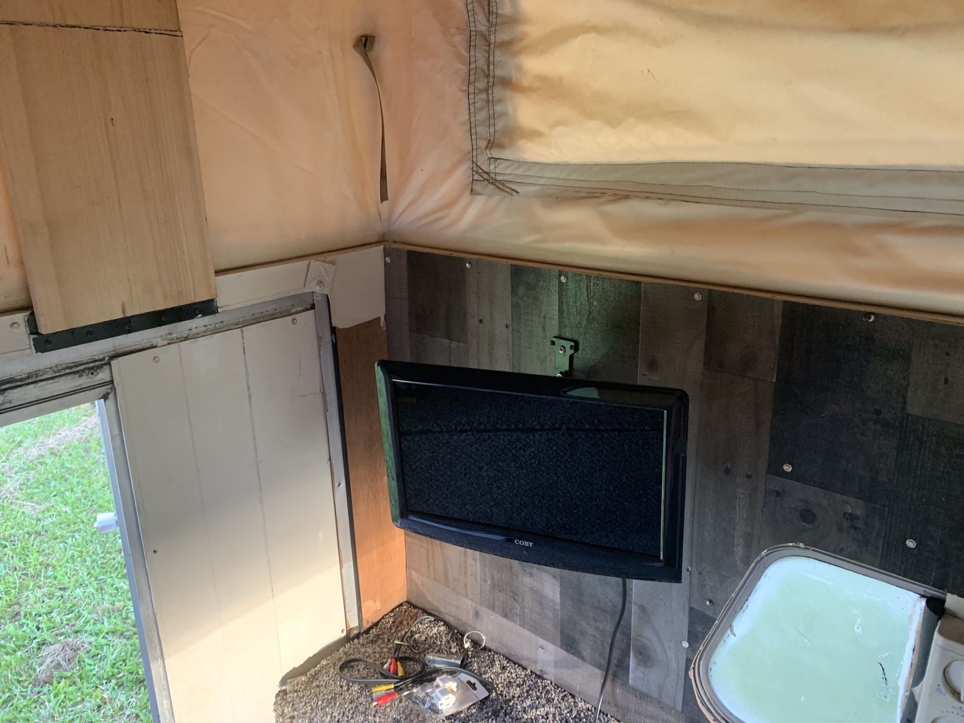 Pop up truck bed camper topper