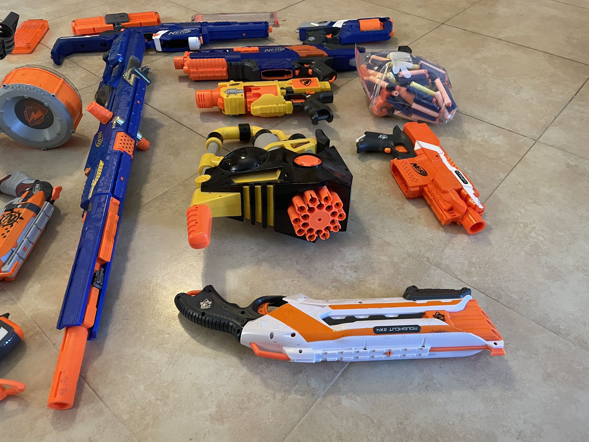Nerf Guns With Bullets And Attatchements 