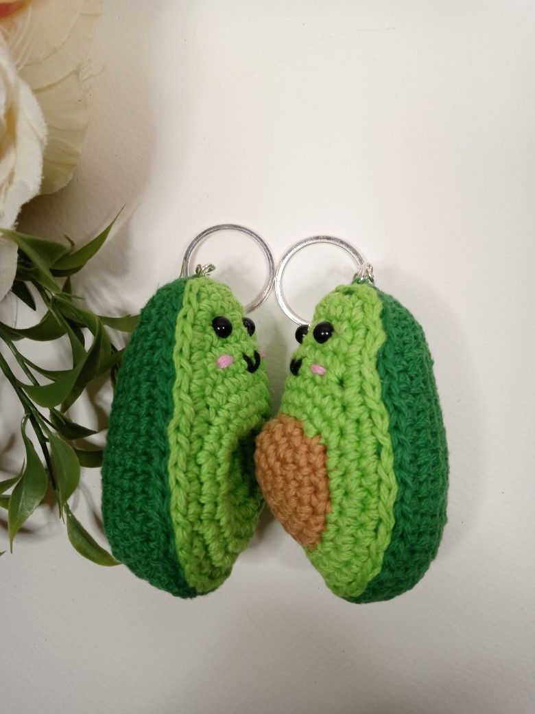 Avocado Halves Amigurumi. Crochet Couple of Avocado. Crocheted Avocados Keychains. Avocados In Love Keychain. Avocado Plushie. Aguacates Llaveros.