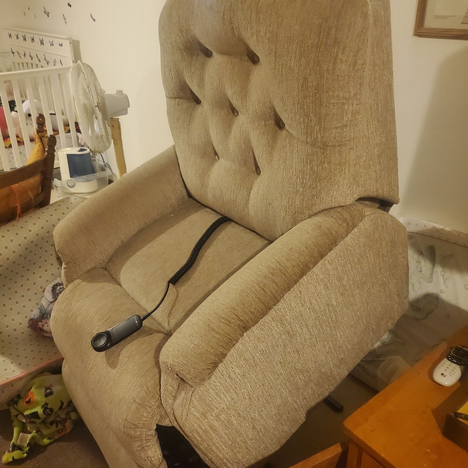 lazy-boy-lift-chair-for-sale-in-steilacoom-wa-offerup