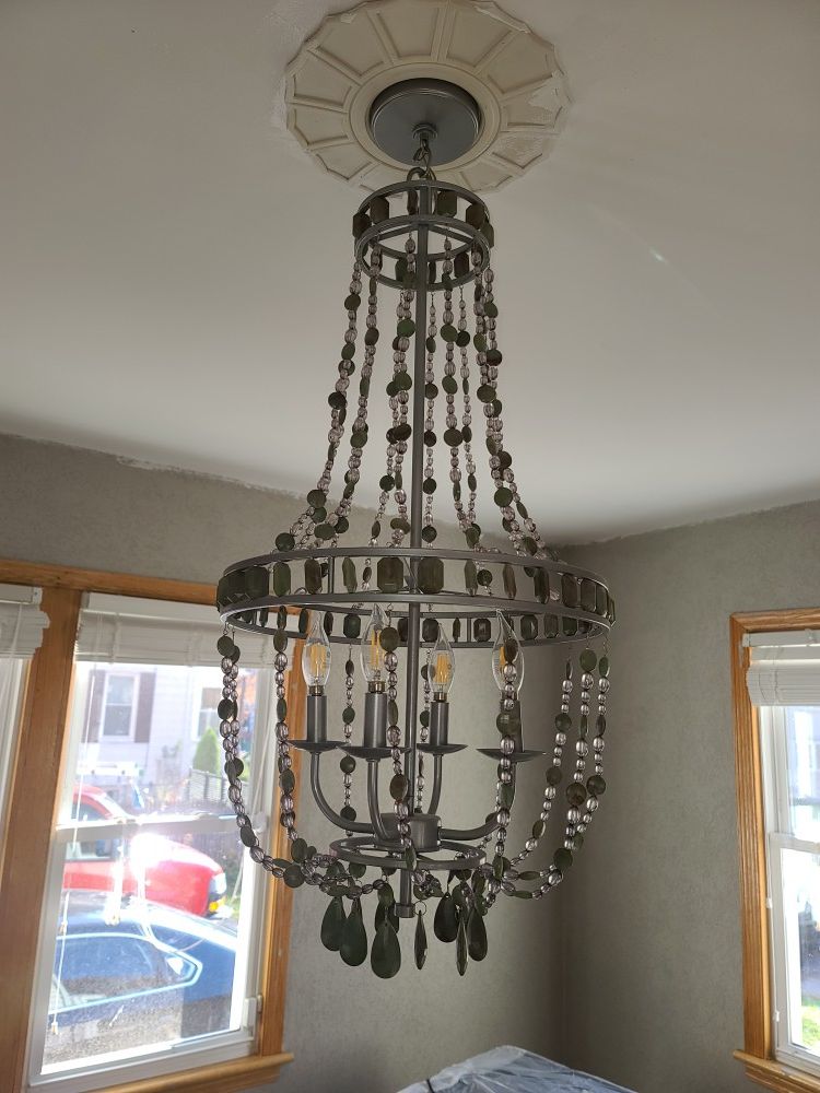 Chandelier In perfect condition just 15$