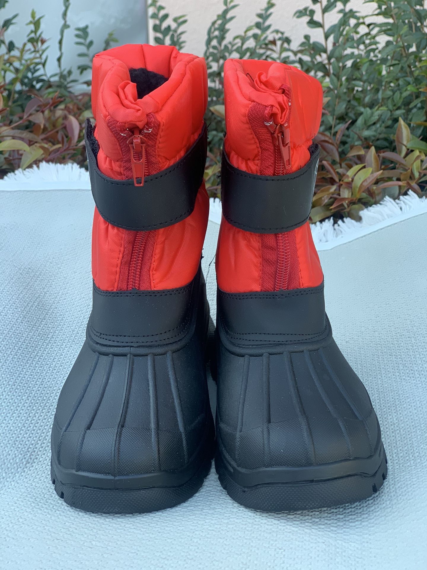 Snow boots for kids sizes 1,2,3,4