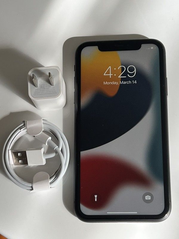 iPhone 11 , 128GB, Unlocked for All Company Carrier, Excellent Condition like New