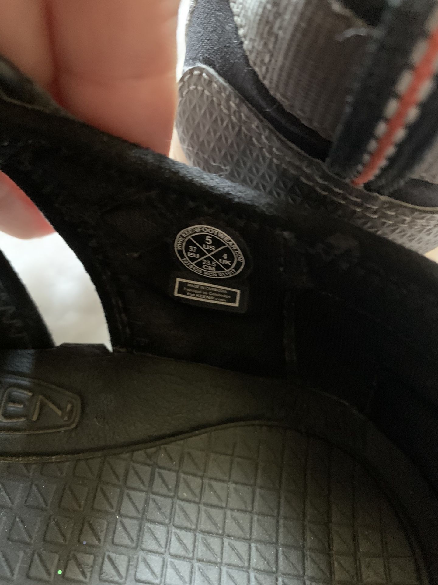 Keen close toe shoes Size 5 Women