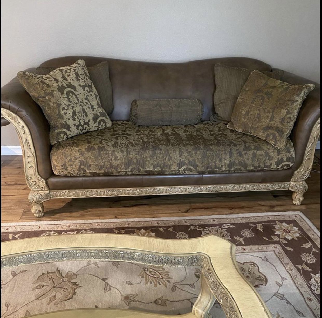 3 Piece Set. Sofa, Loveseat and Coffee Table 