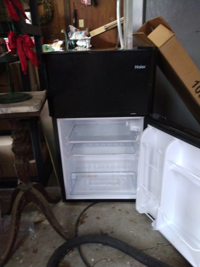 Haier 2-Door Small Refrigerator Freezer (Black)