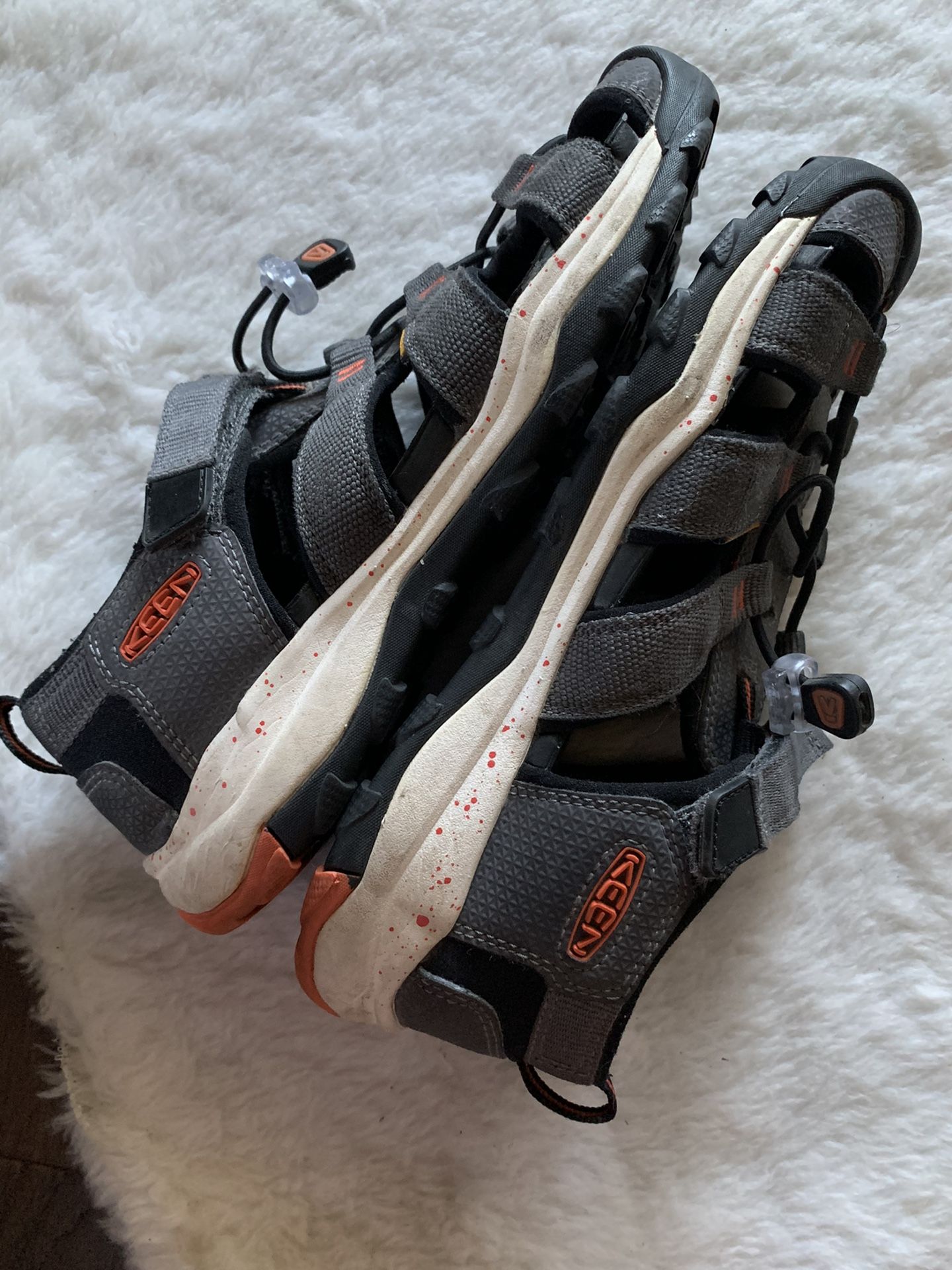 Keen close toe shoes Size 5 Women