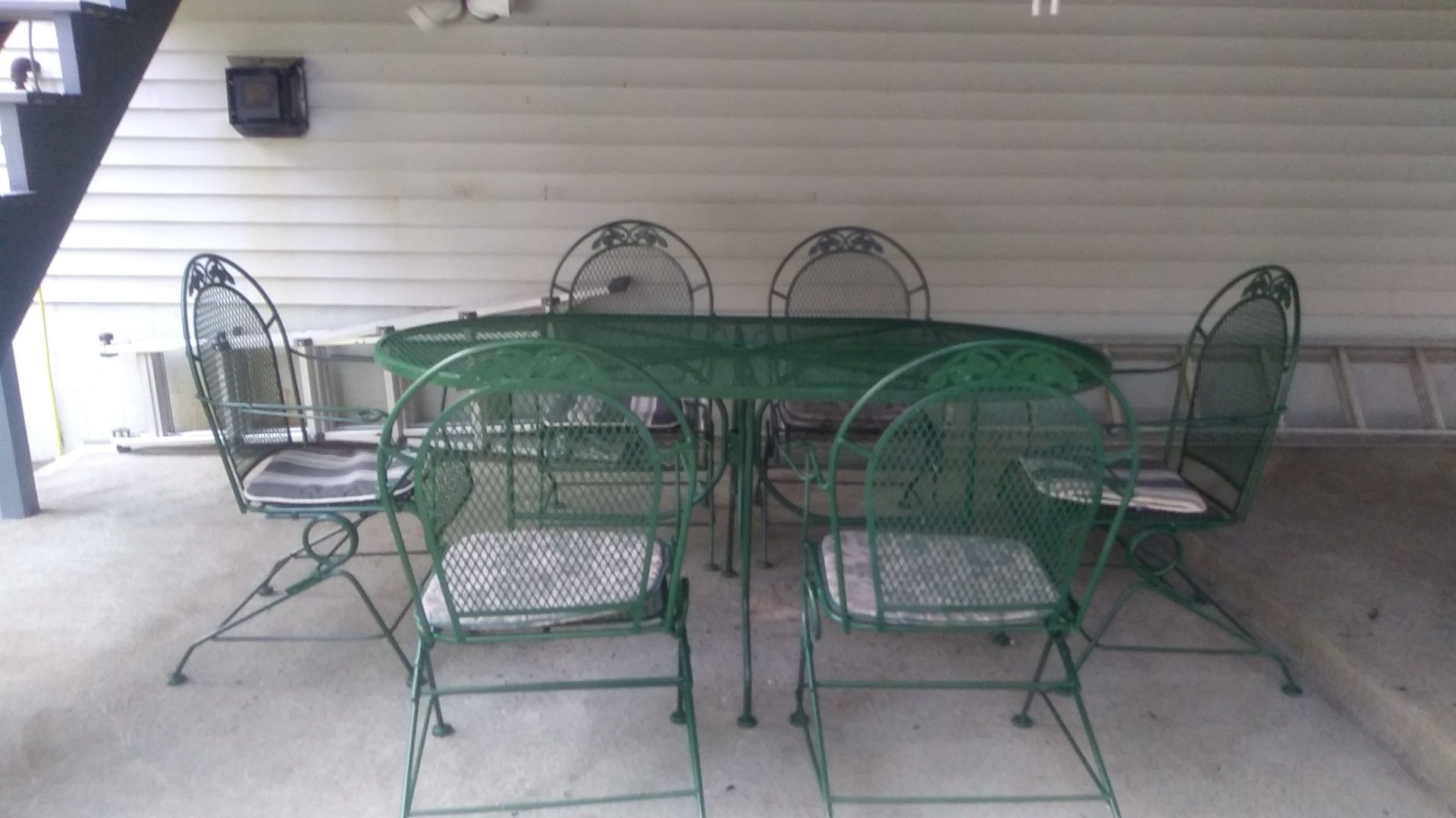 Patio table with 6 chairs comes with new umbrella