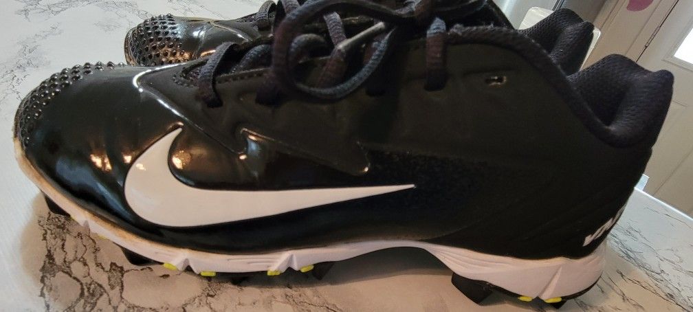Youth Nike Cleats Size 2Y