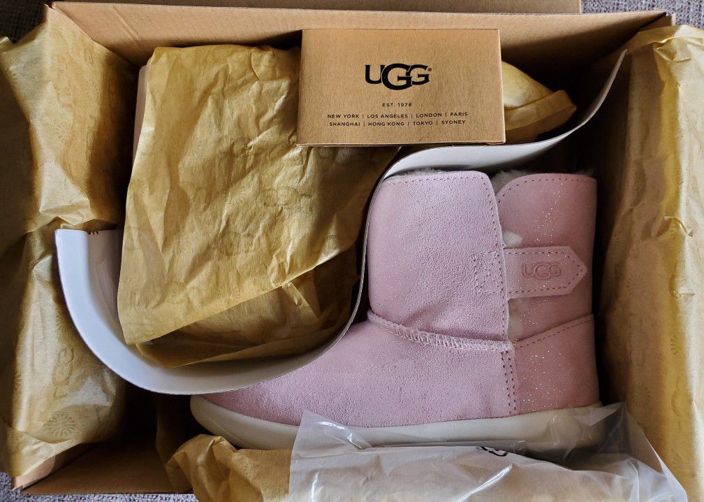UGG Toddlers boots Sizes 12. Please click on 🌟🌟🌟🌟🌟 for more offers. follow me. Thank you