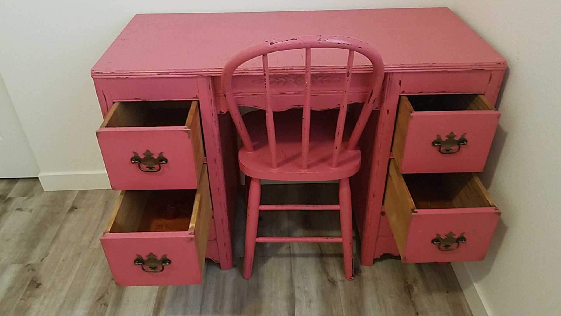 vintage style Pink Desk with chair