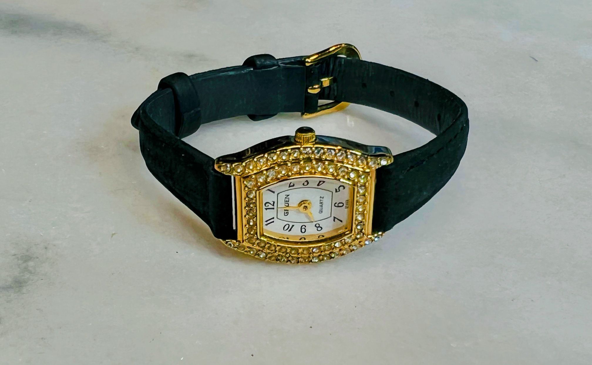 Gruen Crystal Bezel Gold Played Woman’s Watch GR6379 With Leather Band And New Battery 