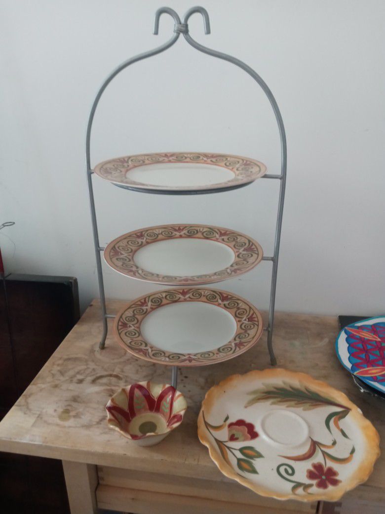 3 Tier Metal  Treat Rack With 3 Plates Plus They Extra Top Plate With Salsa Bowl