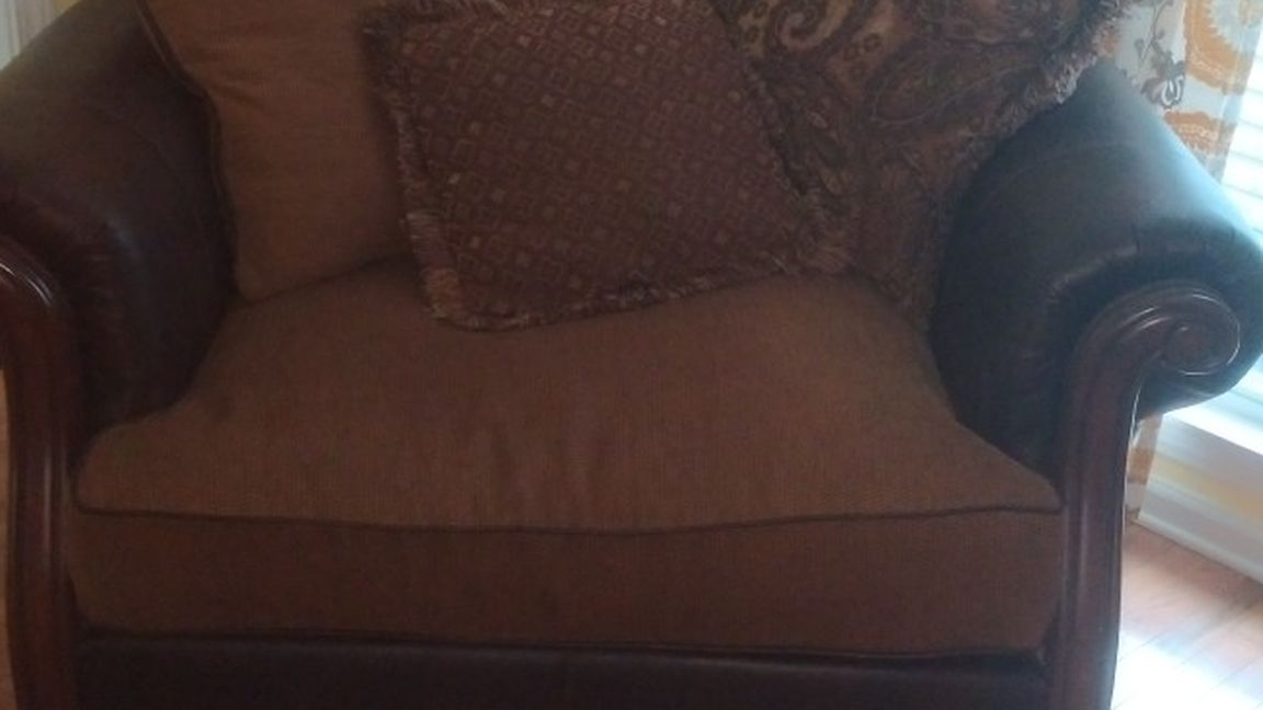 Ashley Furniture Brown Mixed Fabric Deep Seated Living room Set