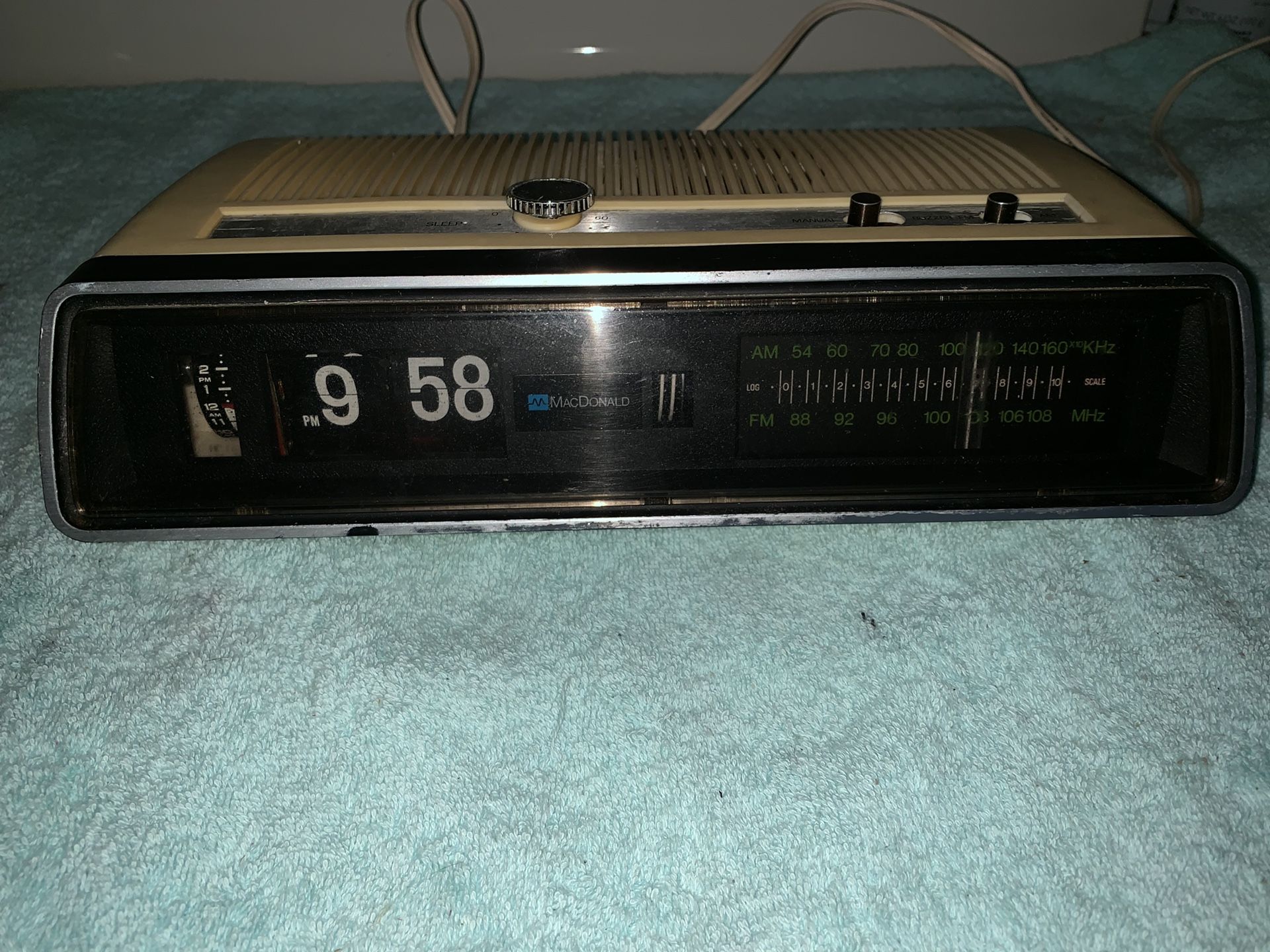 Vintage clock AM/FM radio alarm works great old flip numbers