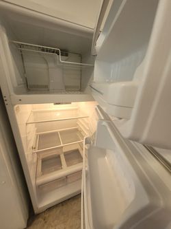 Ge Top Freezer Refrigerator Used Good Condition With 90day's Warranty  Thumbnail