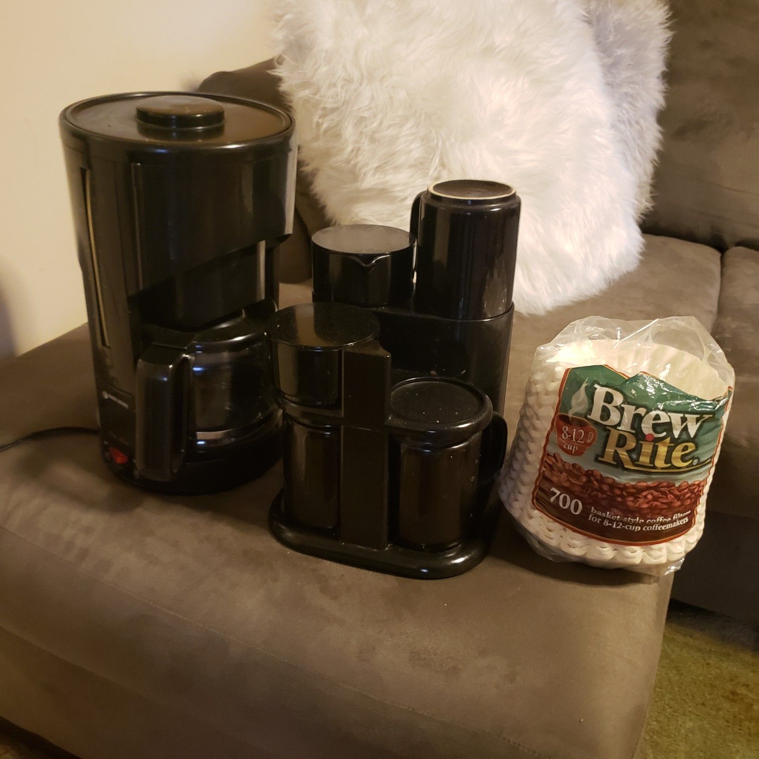 Coffee pot with cups
