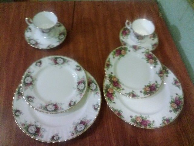 1969 Royal Doulton China Dinnerware