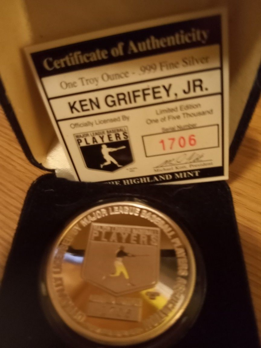 .999 Fine Silver Signature Series Ken Griffey Jr Highland Mint Round