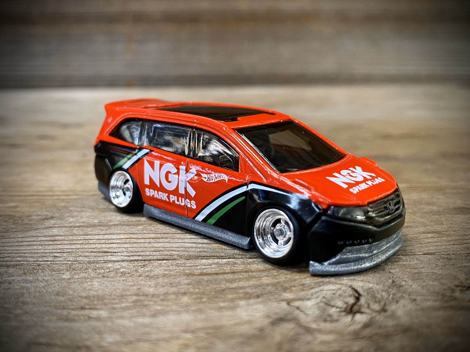 CUSTOM 1:64 Honda Odyssey - Hot Wheels (Lowered + camber with upgraded premium 4-spoke chrome step lip wheels)