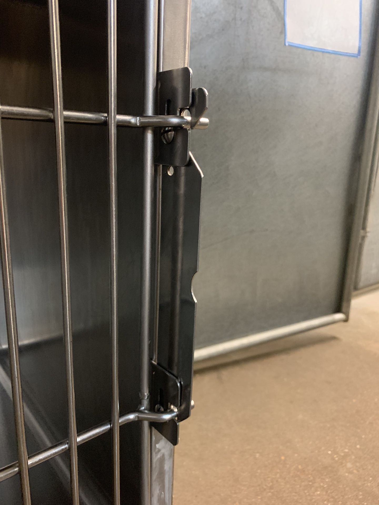 Professional enclosed Dog kennel cage