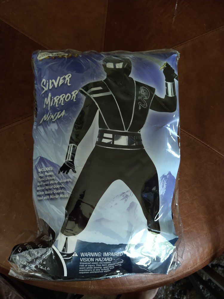 Silver mirror Ninja (Youth Large 8-10)

Great shape. Complete. Work once. Great for Halloween costume