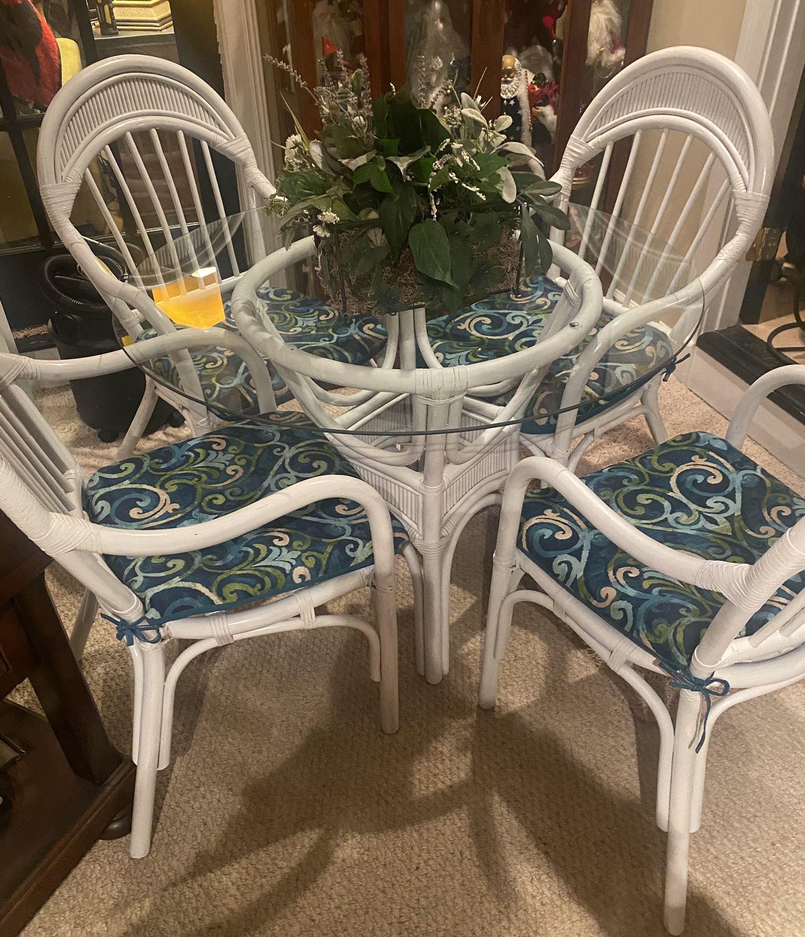 Awesome Table & 4 Chairs