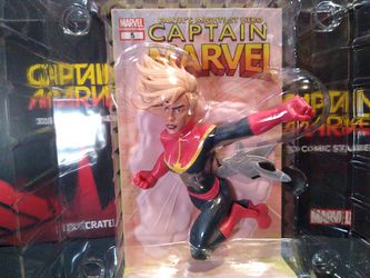 Captain Marvel Lootcrate 3D Comic Standee, Figure Thumbnail