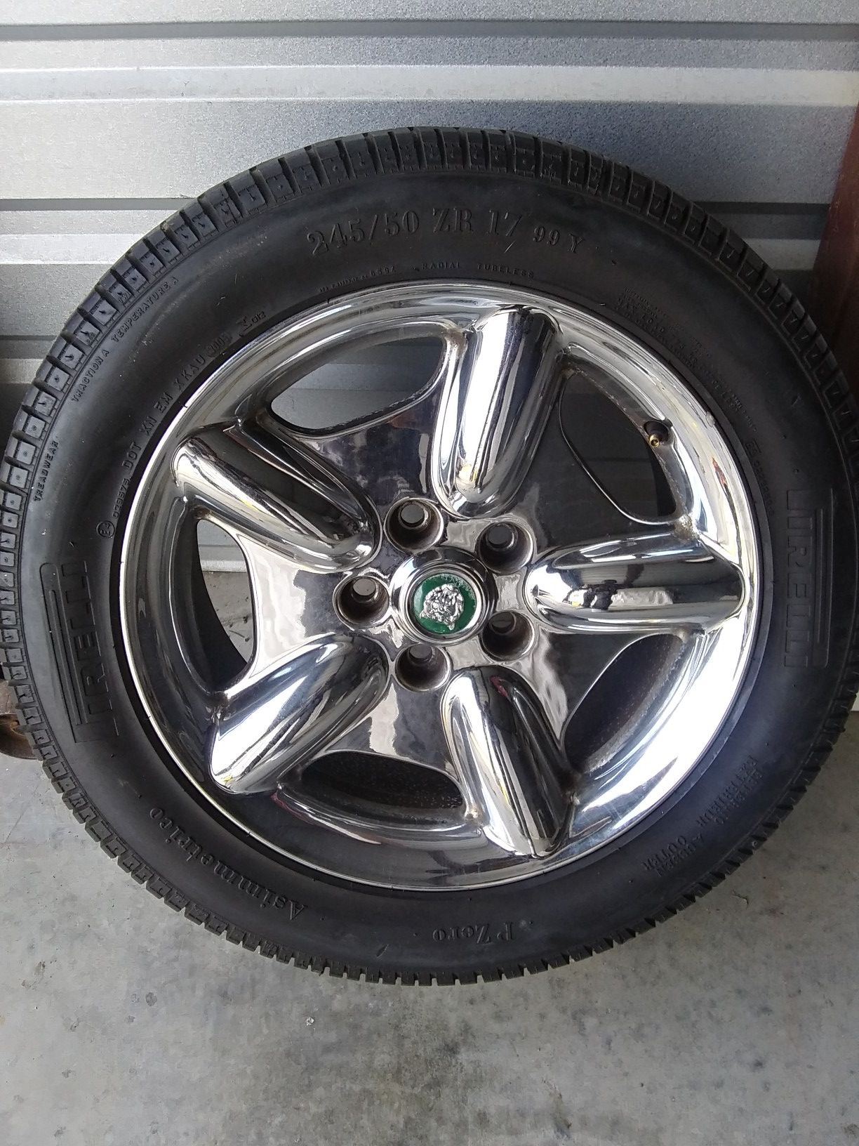 Jaguar 17 inch chrome revolver rims set of 4... One tire needs to be replaced, all Pirelli! Minor scuffs but still a nice set af wheels..