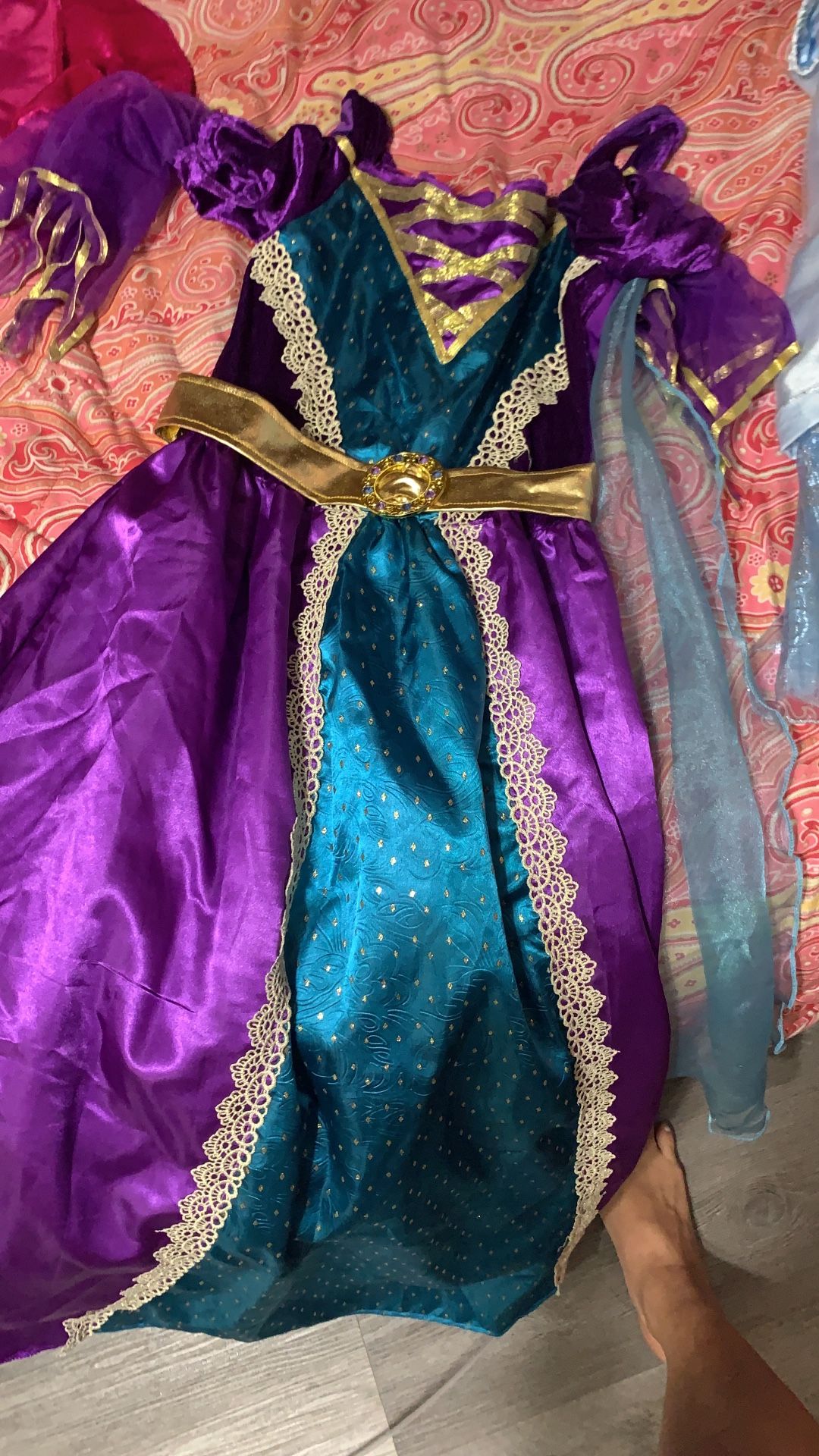 Costumes 5 T 6 T 8t $10 And $15 Each