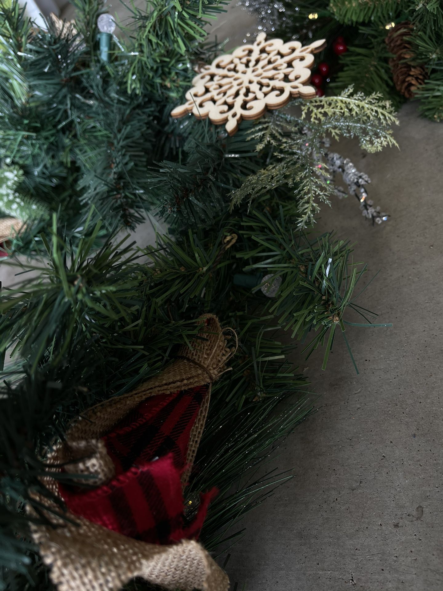 Pre-lit Garland and Centerpiece