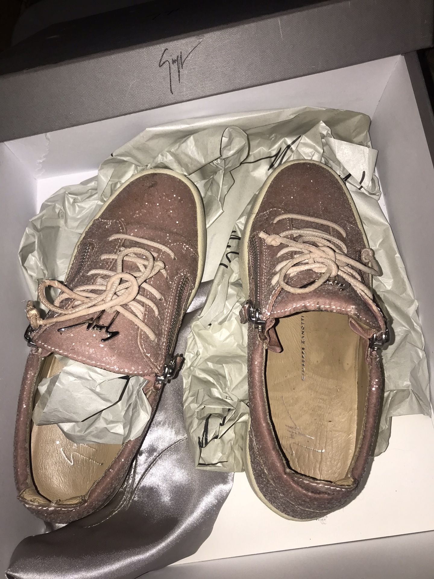 Men’s And Women Shoes 👞 👟 👠 Mens Size 11.5 Women’s Size 7.5 And Size 38