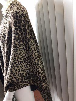 Women’s New York & Company Soft Cheetah Print Poncho/ Shawl Thumbnail