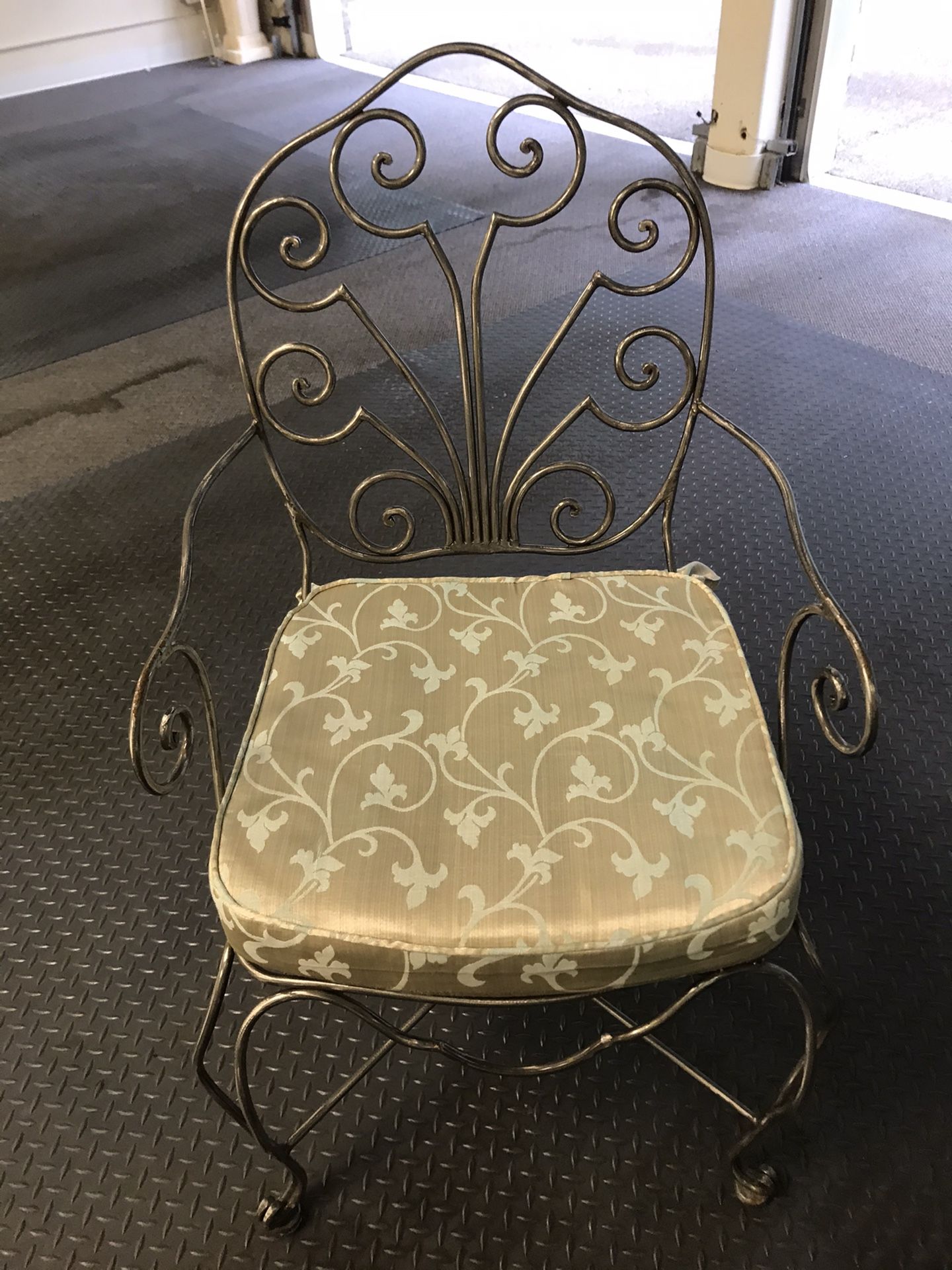 Beautiful Glass 5pc dining nook or patio set