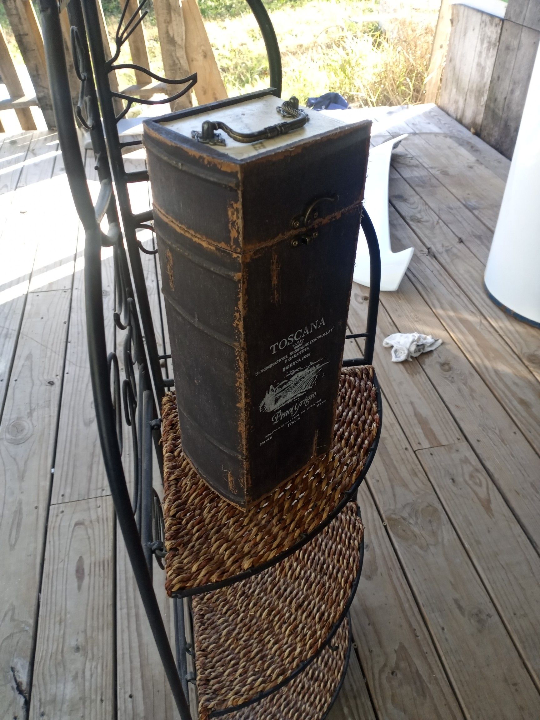 Corner shelf wine rack