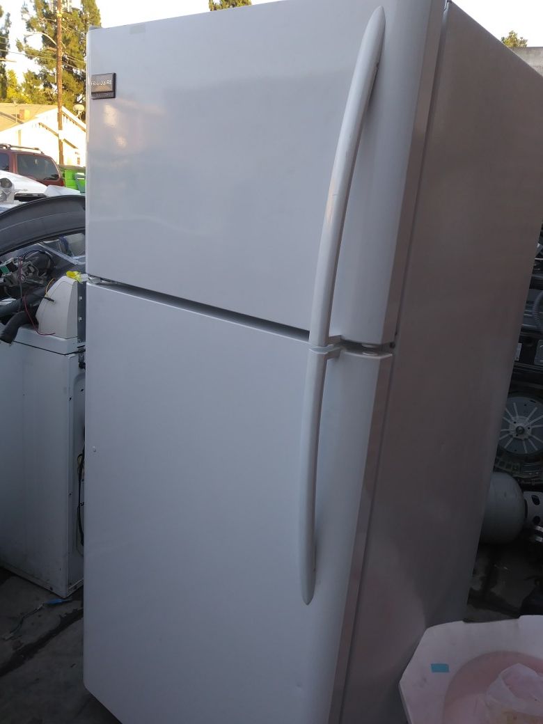 APT SIZE FRIDGE LIKE NEW GLOSSY FINISH
