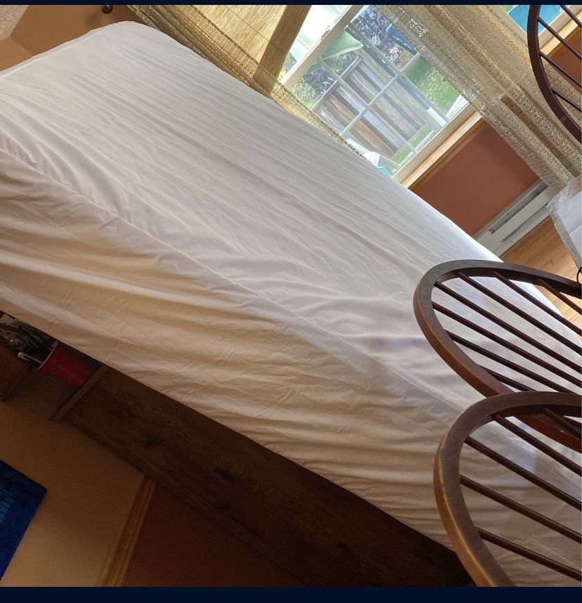 Like New Queen Size Mattress Make Offer