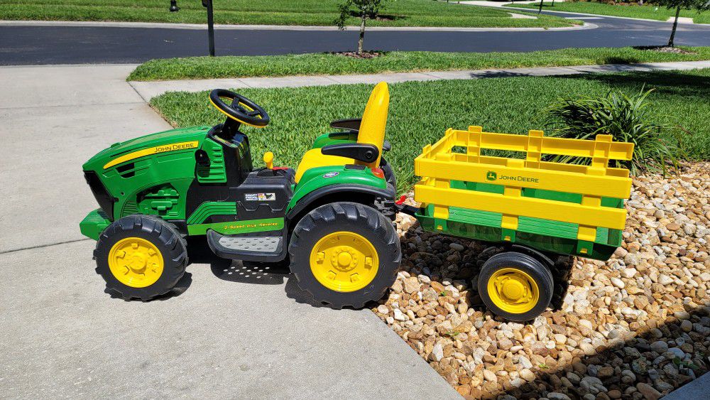 John Deere 12V Battery Powered Tractor With Cart And Extra Battery 