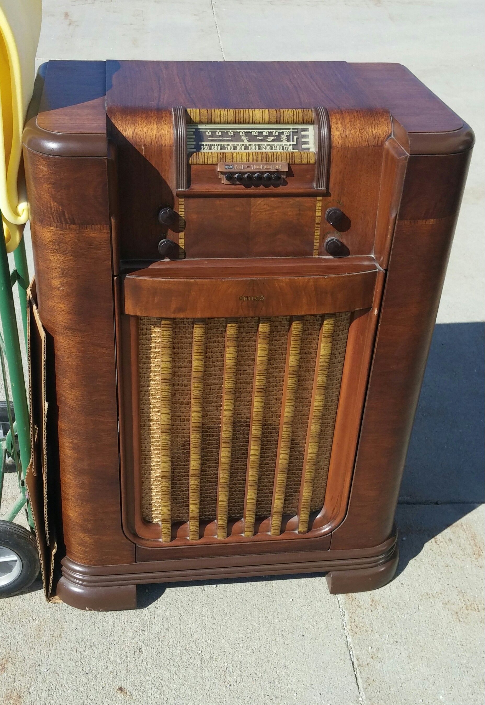 Antique Vintage 1941 Philco floor tube radio Model 41-608 for Sale in