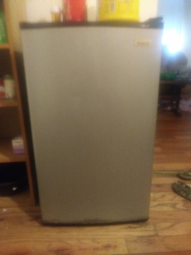Magic chef mini fridge