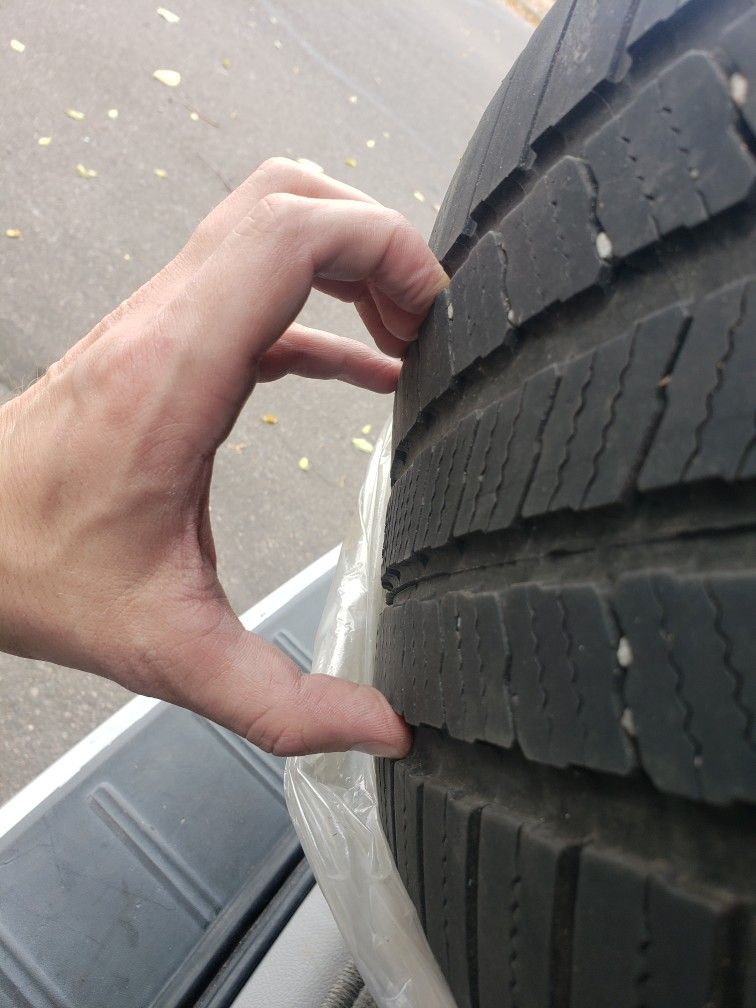 Two Michelin Defender LTX M/S 245/55R19