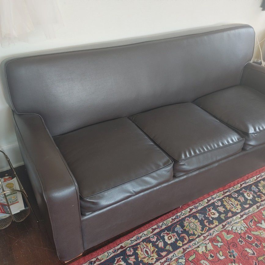 Southfield Gen Leather Sofa In Like New Condition