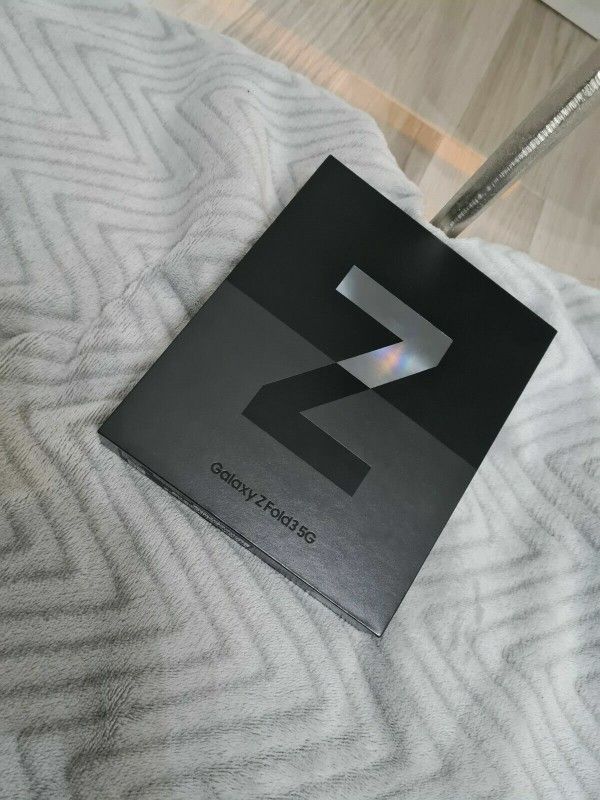 Samsung Galaxy Z Fold3 5G SM-F926B/DS - 256GB - Phantom Black Unlocked sealed