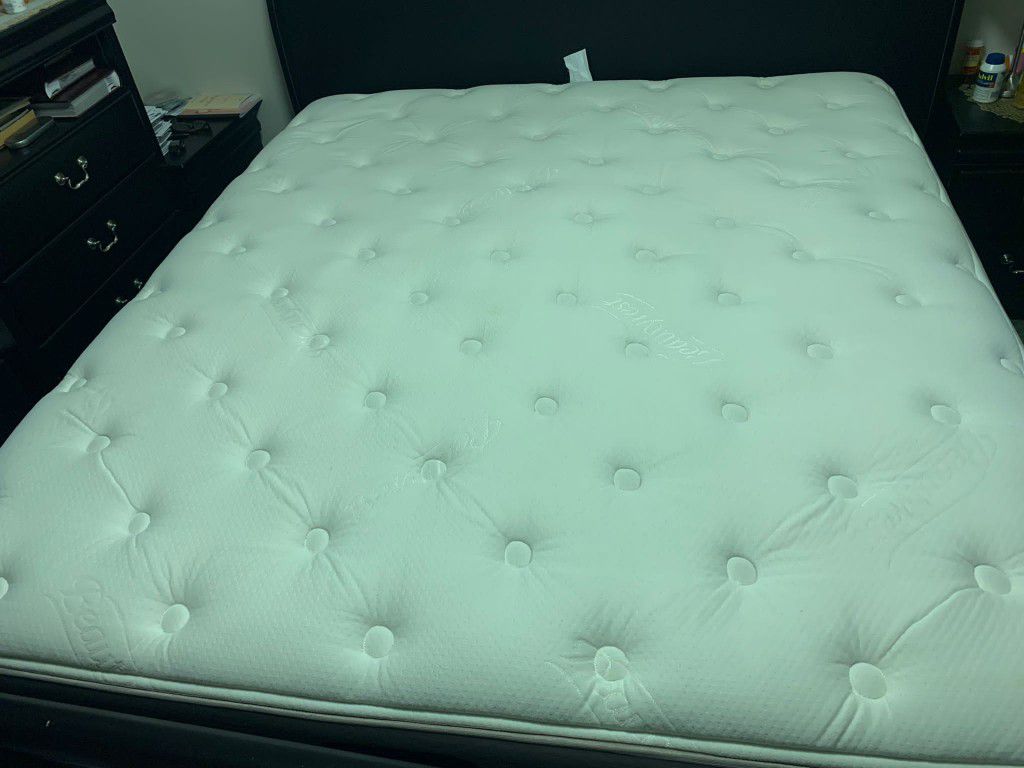 Cal KING Mattress Used Like New MATTRESS Barely used Looks Very New
