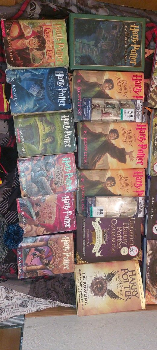 Harry Potter, Big collection, books, figurines, blanket, mantle