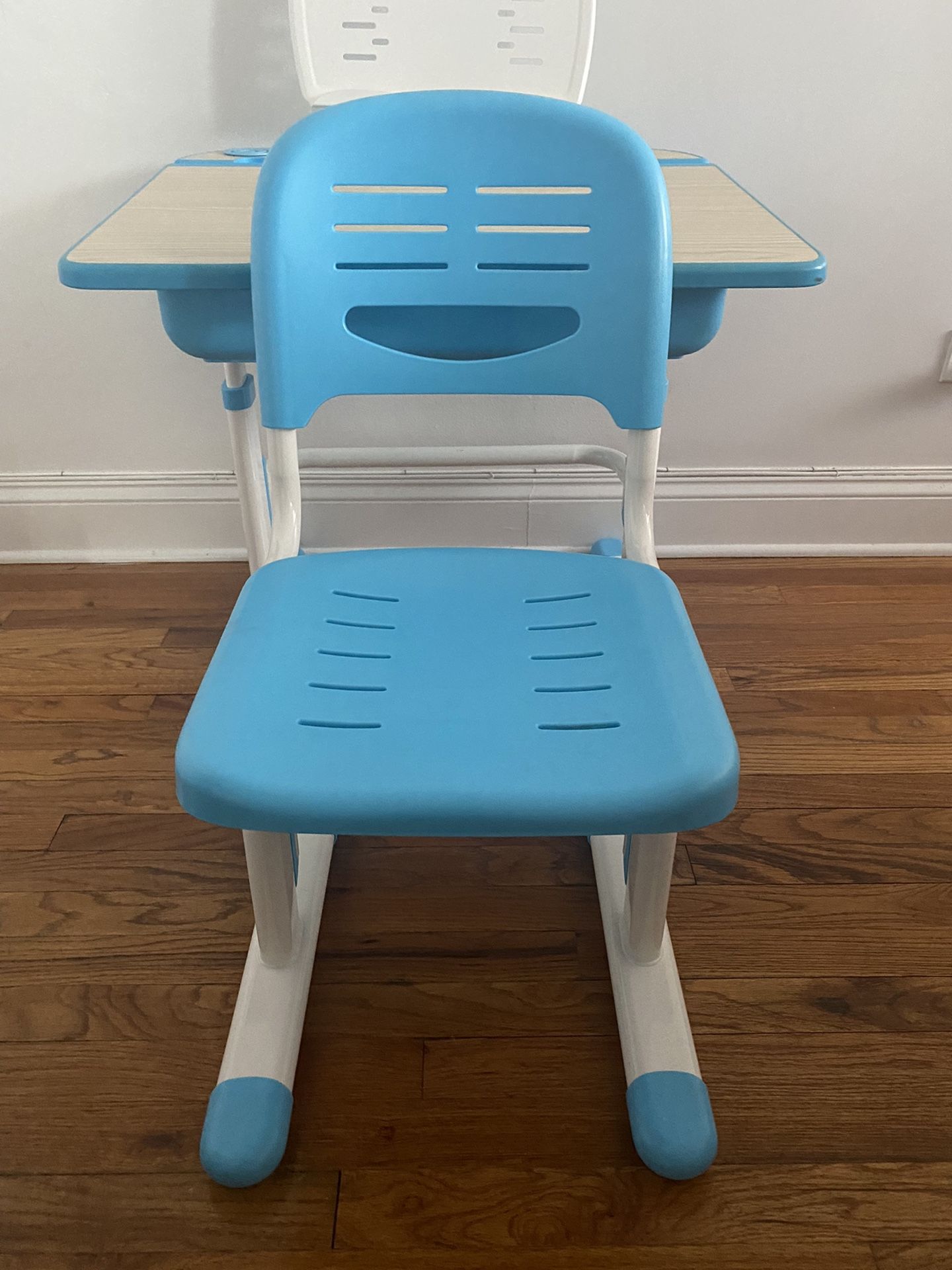 Kids Desk And Chair Height Adjustable , Free Lamp